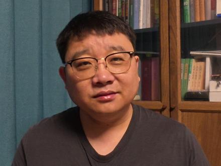 何以中国3——传统大国的崩溃 上期提到了一个典故,我说中国是“小李飞刀”,奥斯曼帝国是“嵩阳铁剑”,后台就有网友问:这个典故我知道啊,但是奥斯曼帝国跟中国,好像没什么关系啊?历史书上也没学过。这个正常,因为我们的历史书是中国人视角,西方国家给中国带来的“百年国耻”,我们记忆太深刻了。我们中国人,几千年“天朝上国”,从来都是让别人吃屎,3000年未有之大变局,这种瘪从来没吃过啊,我们要赶超,就赶超世界上最强的,所以,我们满眼都是西方列强。但是,如果我们抽离中国人身份,你尝试着站在西方人的视角看世界,你就会发现,在相当长的历史时间内,你是看不到中国人的,中国只是一个传说,遥远东方一个神秘又强大的国度。但现实中跟你打成血葫芦的,是家门口的穆斯林!反之也一样,中东人最熟悉的是欧洲人,不是中国人。在西方列强殖民全球的过程中,除了用真枪实弹作武器,他们还对全球施以最温柔的意识形态毒药,就是民族主义,他们利用人们的朴素情感,诱导多民族统一大国的国民陷入民族小我的优越感,不能自拔,培养对自我民族的热爱,同时培养对他族的仇恨,无视自己国家的大历史,无视自己国家的政治传统与现实利益。民族主义走到终点,必然是分离主义。为什么我说,在《全球兵器谱》上,中国是“小李飞刀”,而奥斯曼帝国是“嵩阳铁剑”了吧?郭嵩阳用他满身剑伤的尸体,告诉李寻欢:荆无命是如何出剑杀他的!#奥斯曼帝国 #西化改革 #民族主义 #民族命运共同体 #少数民族政策