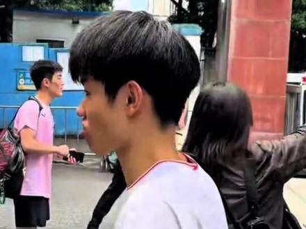 高考单招体育生一瘸一拐出考场,家长见状瞬间飞奔上前迎接!