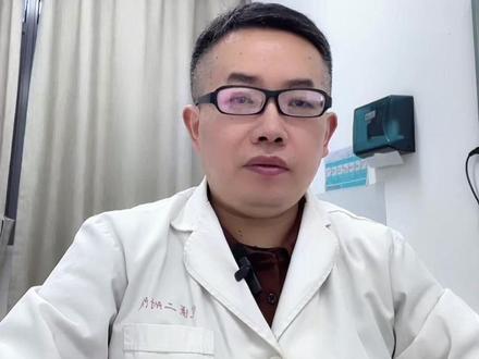 佐利替尼联合三代靶向药,给一部分肺癌脑转移的患者带来新的希望。今天给大家分享一个病例。一位EGFR突变的晚期肺癌患者在经过三代靶向药治疗并出现多发脑转移后,病情急剧恶化,即便尝试了三代TKI加倍剂量联合鞘内注射,依然毫无起色。这时我们调整方案,采用 “佐利替尼联合三代靶向药” 的治疗组合。治疗一个月后,复查患者颅内病灶明显缩小,神经症状显著改善,生活质量也明显提升,这一成功案例的背后,是“颅内-颅外协同”的精准策略:由三代靶向药继续控制患者身体其他部位的病灶,而强效入脑的佐利替尼则专门负责清除大脑内的“敌人”。两者联手,实现了1+1>2的协同疗效。我们知道,三代EGFR靶向药治疗一段时间后,患者出现继发性脑转移或脑膜转移,是晚期EGFR突变的肺癌治疗中的一个的棘手难题。这时候尽管我们采用靶向药剂量加倍的策略,但多数TKI是血脑屏障上药物外排泵(如P-gp)的底物,容易被主动“泵出”大脑,导致颅内药物暴露水平不足,疗效难以持久。破解这一困局难题的关键在于提升颅内药物浓度。佐利替尼作为的新一代EGFR-TKI,临床试验数据证实他具备100%穿透血脑屏障能力,那么与三代EGFR-TKI联合使用,可以为EGFR突变同时伴脑转移或脑膜转移的晚期肺癌患者提供新的治疗方法。未来我们期待在临床实践中进一步验证这种联合策略,最终能帮助到更多的晚期肺癌患者。#抖出健康知识宝藏 #我的年度健康盘点 #医学科普 #肺癌 #脑转移