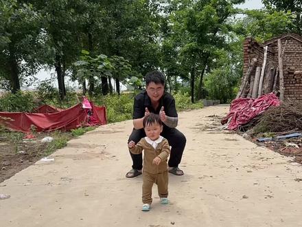 曾经不被看好的两口子如今老二都会走了 时间过得真快 我的苦日子也快要熬到头啦