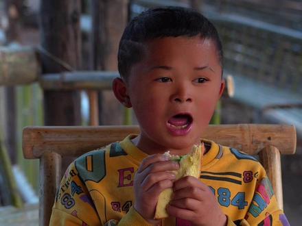 不一样的碳烤体验,考出不一样的新意,表哥做的碳烤驼峰油而不腻 #抖音美食推荐官 #农村美食 #舌尖上的美食