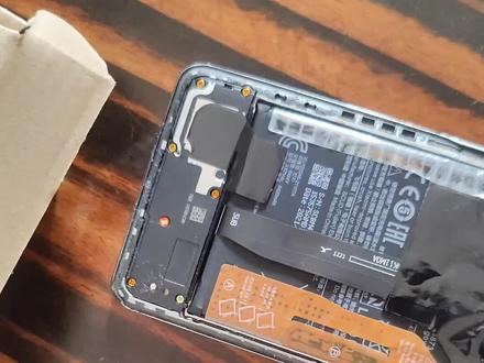 手机维修小张师傅又上线啦,红米K40开关机键安装和手机后盖安装,妥妥的继承了我爸的动手能力#手机维修 女汉子