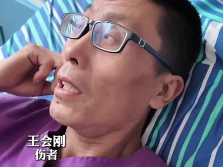 留神峪矿工向记者讲述遇险经过(记者:张哲)