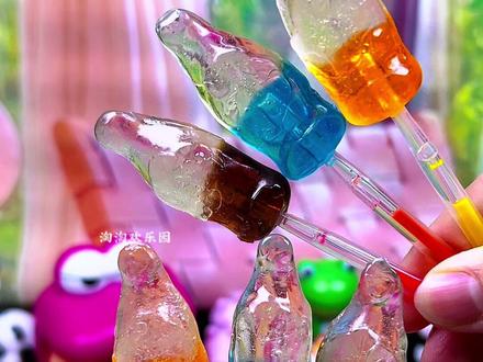 儿时记忆里的小零食 可乐汽水棒棒糖还会发光 好吃又好玩#可乐棒棒糖 #荧光棒棒糖 #童年记忆小零食