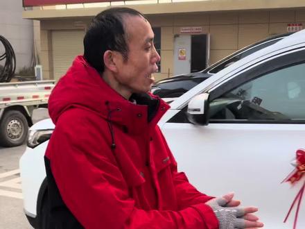 拉子一大早就来找我拿钱封红包,虽然拉子天生残疾,但在为人处,事上面胜过许多人。#阳光8点 #聂维定 #拉子 #婚礼