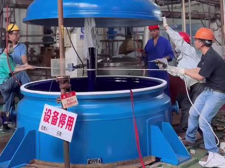 这么热的天车间反应釜按照,师傅们辛苦了!