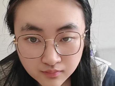 论文AIGC降重怎么做?3步快速降AI率!导师看了都说稳 第一步:千万别直接复制AI生成内容
很多人最大的错误,就是让AI“一键生成全文”。
这种文字有非常明显的AI味:
比如:
“首先、其次、最后”
“随着时代的发展”
“具有重要意义”
检测系统一眼就能识别!
正确做法:
让AI只提供“思路”和“框架”,核心内容一定自己重写。
第二步:把“机器话”改成“人话”
AI最容易暴露的问题,就是语言太工整、太标准。
你只需要做3个动作:
① 长句拆短句
② 官方表达换口语化表达
③ 增加个人分析和案例
比如:
“本文具有重要的理论价值”
改成:
“这个问题在实际研究里其实很常见,所以值得继续分析。”
瞬间人味就出来了!
第三步:一定要人工二次润色
真正能降AIGC率的核心,不是软件,
而是“人工痕迹”!
你要:
✔ 加自己的观点
✔ 加真实数据
✔ 加导师课堂内容
✔ 加个人理解
因为AI不会有“你的经历”。
最后提醒一句:
别等答辩前一天才查AIGC!
很多同学卡在定稿前,真的会崩。#降重#降ai#论文#论文修改#论文答辩