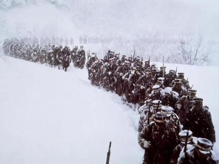 雪中进军 雪中进军 日本反战歌曲 八甲田山雪中行军遇难事件
创作自甲午战争
踏着冰在雪中进军,连哪里是河哪里是路都分不清。
骑的马死了,但没法随便丢掉不管。这里是哪里?到处是敌人的国家。
不管了还是先大胆地抽根烟吧,连烟都只剩两根了,心里不安。
吃着没烤过的鱼干和半熟的米饭,勉勉强强还算活着。
用生木头点了堆篝火,但还是冷得受不了,潮湿的生木头冒着烟,当然很呛人。
带着阴郁的表情大谈自己的功绩,“酸的”(有滋味的)东西只有手中的一颗酸梅。
直接穿着衣服躺在地上睡,拿背囊当枕头大衣当被子。
后背的体温把雪融化,雪水弄湿了垫在身下的黍谷壳堆。
露营的我迟迟进不了梦乡,冰冷的月光照着我的脸。
如果献出自己的性命从军出阵,做好死的觉悟呐喊冲锋,
却武运不佳、没能战死沙场的话,那带着“义务义理”的慰军棉衣就会慢慢地来勒住我的脖子。
反正也没打算让我活着回去。
#八甲田山 #日军 #军歌 #明治 #战争