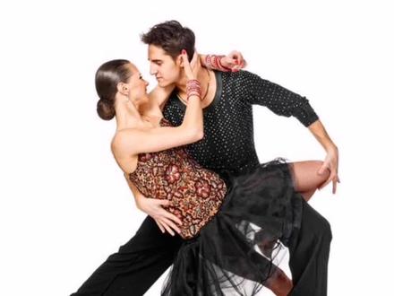 怎样做舞伴;舞伴不是夫妻,但夫妻跳不好舞,不是情人胜于情人,是相互关心交流切磋舞技的搭伴。这好像是舞伴的定义及对舞伴关系的阐述。还是说说舞伴之间应该怎样相处。他(她)是你舞蹈的一部份,要一起成长,共同承担;吵架是正常的,沒有不吵架的舞伴,那是因为有要求,不吵不会进步,但过了就別放心上;要有素质,有涵养,能替对方考虑,有正气,有包容心,要互相欣赏,互相尊重,互相珍惜,要真心诚意,相互信任,杜绝事非,精心练舞,合成一体,不能让任何人,损害舞伴之间的利益,维护好舞伴就是维护自己舞艺,舞蹈艺术和金钱利益,一定要区分开,舞艺荣誉需要舞伴,金钱和利益不一定需要舞伴,现实生活中,帅哥和美女可以做舞伴,反之,美女和帅哥不一定做夫妻,跳舞的人不一定发财,发财的人不一定跳舞,希望爱舞的人,对待舞伴要有一个很正确的认识,搞懂,说不清,你就会迷失方向,学舞,练舞,花钱,吃苦,受累,跳好了舞,要坚持不懈的磨练多年,台上一分钟,台下十年功,是一个很慢长的路,舞伴难找,舞伴难求,舞伴难得,就是这样的问题,很少有人爱舞,能达到吃迷敬业的地步。常言道,找对象容易,找舞伴难,找个以舞为业的好搭档更难,
遇到了就好好珍惜吧