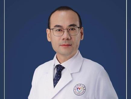 手把手教你看甲功:深入了解Graves病 Graves病(毒性弥漫性甲状腺肿)是一种伴甲状腺激素分泌增多的自身免疫疾病,为免疫系统失衡,从而导致甲状腺刺激性的抗体产生。它与桥本甲状腺炎同属于自身免疫性甲状腺病。Graves是最普遍的甲亢疾病,约占全部甲亢的80%-85%,国外数据显示约3%女性和0.5%的男性一生中会患上此病。
Graves病的病征主要为:焦虑、紧张、易激动、注意力不集中、失眠、食欲亢进但体重却下降。部分患者还会出现突眼等眼疾。化验检查会发现FT3、FT4测值升高,TSH测值降低,TSH受体抗体(TRAb)升高。甲状腺B超检查会发现甲状腺弥漫性增生,无明显结节。检查TSH受体抗体(TRAb)可以分辨Graves病和非Graves病的甲亢。#graves病 #甲亢 #甲状腺医生奚海林 #徐州甲状腺手术 #徐州市中心医院甲状腺