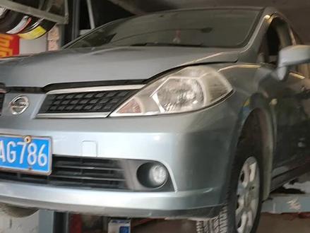 尼桑骐达更换防冻液,美女你买了13年的车一次都没更换过 😂……我也是服了 😱……换下来的防冻液颜色是黑色