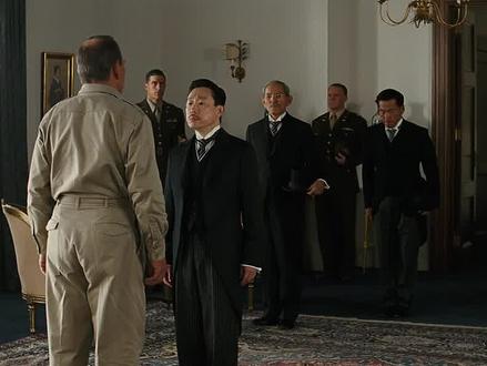 麦克阿瑟是怎么羞辱天皇,一步步掌控日本的 #战争 #精彩片段 #麦克阿瑟 #宅家dou剧场dou剧场