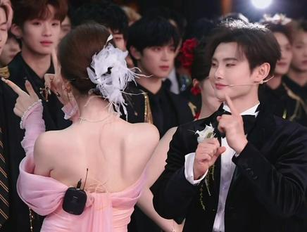 #龙浩天瑶瑶 #溯 #龙浩天瑶瑶合体 #谈过恋爱的溯 #龙浩天酉阳大舞台 龙队长之前在直播间教成员,甜甜的恋爱是什么样的,今天感谢酉阳文旅的邀请,让我们有机会看龙浩天瑶瑶第一次跳溯,算是圆了龙队长的梦了。@龙浩天🐲(酉阳桃花源摆手堂直播) @瑶瑶小撑腰☀️