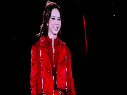 【12.28广州返场第三场Talking完整版】
“广州是目前为止最幸福的一站”我们还互送“金鱼嘴飞吻😘”以至于爱意满满的首周尾场更加快乐幸福☺️导致有一点点不太真实“失真”的感觉。#邓紫棋 #邓紫棋演唱会talking #邓紫棋广州演唱会 #邓紫棋巡演日记 #邓紫棋iag世界巡回演唱会