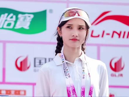 网红?花瓶?当27岁的李美珍在终点崩溃大哭时,2小时25分的成绩扇了谁的脸?你觉得美珍的极限到底在哪?#无锡马拉松 #李美珍 #抖音运动班 #无锡马拉松赛 #正能量传递