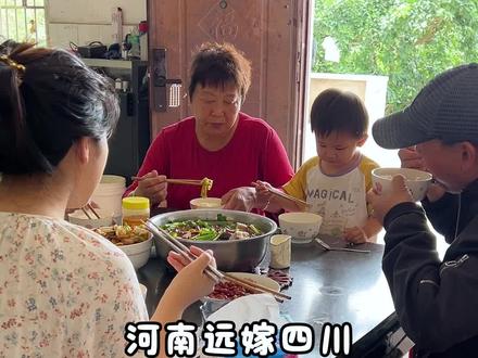 望周知,本人在今年学会了包粽子😉 还是第一次用竹叶包粽子,一学就会😎
进入到孕15周,孕反差不多消失了,不过胃口还是一般,而且经常腰痛,睡不好,怀二胎跟怀一胎的时候真的太不一样了😖
#农村生活 #日常vlog #孕期 #包粽子 #vlog十亿流量扶持计划