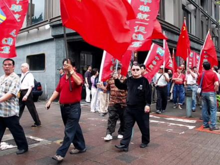 台湾民众高举五星红旗游街#祖国万岁民族自豪 #爱我中华强我国威