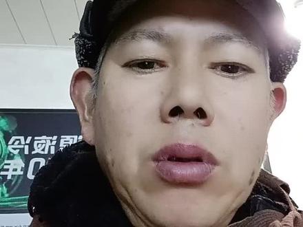 电动三轮车后尾灯上有转相灯,刹车灯和照明大灯,泥水,断线都可引起刹车灯短路,从而引起车子不能正常行驶。