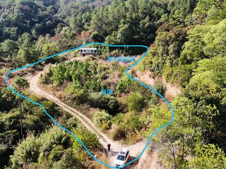 闽D-同安-042半山腰泉水小农庄 这座小农场位于厦门市同安区莲花镇,距厦门岛50分钟。通山泉水、通电,约有200米土路。 海拔195米。
总占地约16亩,场地3面都有通路,入口是一口约2.7亩的干涸的大鱼塘。还有一栋2层的砖砌建筑,有4个大房间,3间卫生间。建筑边有以前养牛蛙的设施。水源为无污染的山泉水,管道已铺好。场地两面环山,一面临山谷,只有一条通道可以进入,独立私密安静。
适合作为个人或公司休闲、团建、养老、种菜养鸡、养鱼使用。
出租报价39000元每年,租金2年一付,押金1万元。无递增。最长租期20年。也可考虑一次性买断35年租金,买断报价70万元。
感兴趣的欢迎关注或在评论区留言。
关注【一亩心田】为您寻一方称心的村居、山田!
#一亩心田 #乡村振兴 #三农 #新农人 #院子的梦想