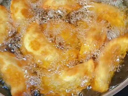 二月二龙抬头,天天都有好彩头。按老人的说法:二月二这天不能吃面条,无论怎样都得煎点儿或炸点儿东西,今天炸的菜角又让全家人吃过瘾了#美食#美食教程#地方特色美食#魏小样#记录真实生活