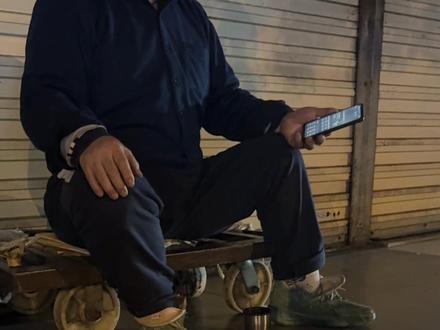 凌晨一点经过阜埠河
看到一个书摊,心里想这么晚了还会有人买书吗?就走过去老板聊天,问他为什么这个时候还在摆摊,难道这么晚还有人买吗?他说不管有没有人,就是想传播中华民族的文化,中华文化太好了。我说那你给我推荐一本吧,老板如数家珍地拿了一本这个《遥远的救世主》,并你跟我说希望我成为自己人生的救世主。#人生最好的作品就是自己 #书籍推荐#遥远的救世主