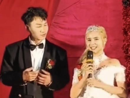 摩洛哥女孩用爱情换取的婚礼,洁白的西式婚纱迎来了它真正的主人,那一天她笑容灿烂,得到了整个东方古国所有男人的祝福。#👰婚纱 #婚礼 #摩洛哥女孩 #爱情 #礼金