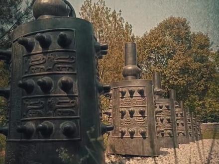 秦二世陵(又称胡亥墓),位于陕西省西安市雁塔区曲江池遗址公园南岸,掩身于一片居民楼间,作为秦始皇第十八子的他与其父亲皇陵的恢宏气势形成天壤之别,显得十分简陋凄凉。地面所存遗迹除了高约6米,底径约25米的圆形坟丘和清乾隆年间陕西巡抚毕沅所立石碑,其他基本为后期新建场馆,倒是山门和大殿上那几副楹联让人感慨万千……
史鉴千秋
未守好先皇伟业遗池边一抔土徒留存万古伤悲
空贵为帝室豪君问天下数千年可曾有几人凭吊
覆舟之鉴
此运可衰此帝可哀孤冢夕阳里未能绝千秋责怨
其兴也勃其亡也忽曲江碧水前细思量二世浮沉
后事之师
一夫自毁二世而亡便野史逸闻只为千秋留笑柄
仁义不施身家焉保漫荒烟衰草惟余孤冢泣残阳
旷古凝思
当年国灭香残非独亡秦归二世
此日风清月朗惟余孤冢对千夫
这几副楹联算是胡亥这二十载短暂悲剧荒唐一生的最佳注解。
#大秦帝国 #秦二世 #胡亥 #赵高 #历史