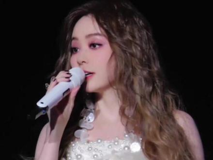 3月21日广州演唱会,张靓颖大方自曝假期做脸过度导致表情受限,笑称自己是 “不笑女”,连忙澄清没不开心,调侃是不常做没经验才翻了车。#张靓颖 #媒体精选计划 #做脸