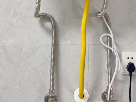 大家避坑了!原因是水电师傅都是按照平时预埋的高度留的,可是安装热水器的师傅说为了方便不碰头,建议加高安装,这样上面的烟管外露也少,所以露出了50公分的三根管子,确实有点丑了。#装修 #装修避坑 #热水器