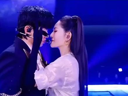 张杰谢娜跨年王炸合体,《无药可救》高甜互撩,十五年深情藏不住!