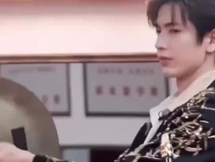 我不允许你们还没有看过张凌赫跳舞#张凌赫跳舞 #开始推理吧2 #爱卷才会赢