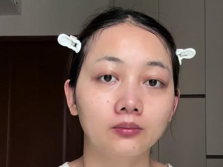 今天统一回复大家的问题,关于进厂或者关于进富士康,我个人认为,只要进厂,大都差不多,或者流水线,或者其他活,总之都会感觉很累,看个人选择吧,基本上很多厂都会有白班夜班两班倒,当然也有一些长白班的,我的想法和大家的想法一样,都是想赚钱,很多时候事不如人意,我也去找过其他的工作,电话客服,咨询过家政行业,去面试过医药厂,还有服装销售,饰品销售都打过电话叫我去面试,工资也不是很高,还有通勤费,不提供住宿,每月的生活费杂七杂八,最后发现进厂能够存钱,因为上了班就下班,下班了就回宿舍休息,根本没时间消费,而且做六休一,休息的那一天也只想好好休息,为下一天的上班做准备;还有就是很多姐妹会担心进厂上班中的一些压力,其实很多人都会有这种担心,不管干哪行哪业都会有工作上的一些压力,没关系的,顶住压力,拿到自己想要的才是最重要的(虽然我这样安慰大家,但其实我的内心也胆小如鼠,但还是要硬着头皮干),最后希望所有姐妹们都能好好赚钱,然后朝着自己想要的路前进!#进厂 #赚钱 #打工 #富士康 @DOU+小助手 @DOU+上热门