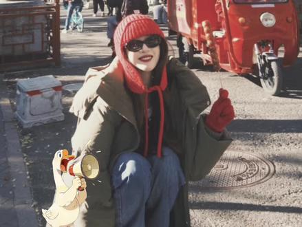 祝你新的一年牛逼 过的最好 干啥啥顺 天天就呲牙嘎嘎笑 咋吃都不胖 还没烦恼 我祝你全家身体健康,