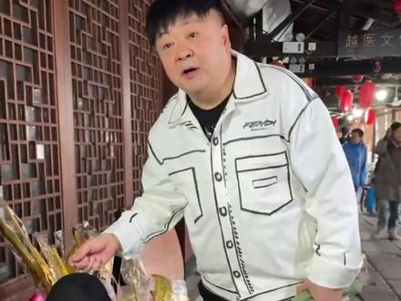 演员洪剑涛景区试戴帽子被要价5元,12月2日,绍兴安昌古镇官方致歉:增设乌毡帽免费拍照打卡体验点#大象主播说 @大象新闻主持人陈静华