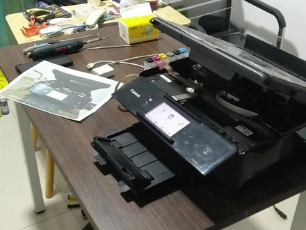 佳能ts8080报错5B00是废墨满了,用软件清除后。拆机看废墨垫是不是存满废墨水了。