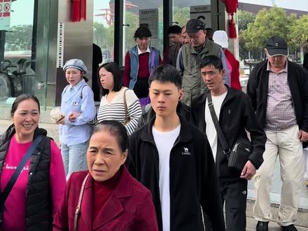 交通全攻略,照着走不迷路
🚇 地铁首选(最方便)
9号线 深圳湾公园站 C出口
出站左转步行3-5分钟直达海边观鸥点
人最多、鸥最密、拍照最出片
🚌 公交
红树林站/滨海中站/深圳湾公园地铁站
步行5-10分钟到海边
🚗 自驾
导航:深圳湾公园2号停车场
预约:美丽深圳 公众号提前约
周末车位紧张,建议地铁
⏰ 最佳时间
15:00~18:00 夕阳+海鸥,氛围感拉满
11月-次年3月是海鸥季,现在正当时
深圳湾公园看海鸥交通攻略指南线路,看海鸥最近时间是下午3点到5:40,这期间海鸥活动频繁飞行互动活跃,希望能帮到各位网友#人山人海太热闹了 #拍摄现场直击 #路人视角 #上热搜 #跟我打卡最红地标