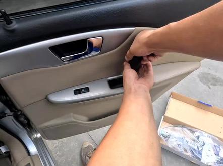 上次也是凯越换的一个升降器,全部装好了又拆下来,升降器上升变成下降,这次直接换好插头在装上#现场实拍 #汽车保养与维修 #专业的事交给专业的人 #实实在在的修车