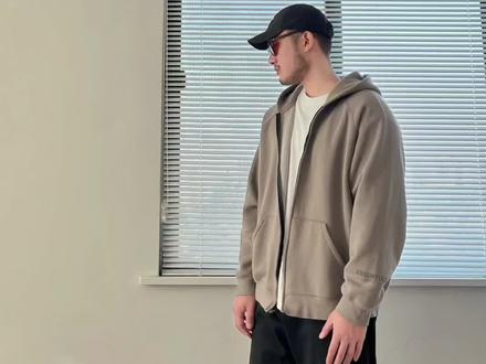 可能是实穿性最高的Essentials卫衣了 现在当外套穿非常合适
#ootd #男生穿搭 #essentials