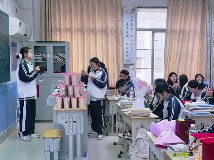 娄底市第一中学2026届高三2318班成人礼活动片断。