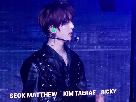 原来ricky早就暗示了韩维辰会翻跳over me
看到韩维辰生日cover了over me,才想起香港场
day2他也小跳了一段
ricky当时说了一句“大家可以期待一下为什么他都学会了呢”
结果现在才反应过来原来是准备的成年礼🤗
#zb1 #zerobaseone #韩维辰 #沈泉锐 #zb1演唱会