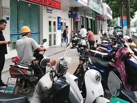 下午我去建行办理提前还房贷业务,带上身份证和银行卡,前前后后5分钟就办好了,工作人员态度也很好。减少月供和缩短年限可以自己随便选的,打印一个单子签个字就可以了。最关键的是要预约排队到10月份才能还,反正也不在乎这两个月,等等吧!国家一直在想办法刺激消费,拉动经济增加,可是如今的老百姓被房贷压的喘不过气,哪里有闲钱去消费呢?所谓的砖家教授不要再说一些空话了,你们不能为老百姓解决问题,就请闭嘴。中国美好的和谐的社会,不是靠你们的嘴说出来的,请你们干些实事吧!望国家早点把房贷利率降下来吧!这是民心所向,大势所趋。#房贷 #存量房贷利率能调整吗 #老百姓关心的话题 #提前还贷为何成热潮 #房地产发展趋势分析