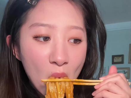 刘文祥升级版权威点单攻略2.0来啦!
巨黏糊巨入味(还不是很辣🥵)#刘文祥 #麻辣拌 #点单攻略 #老吃家 #“紫薯精”带火刘文祥