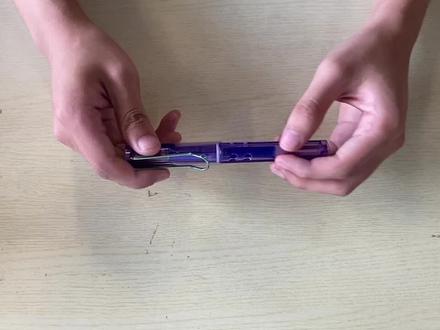 热敏可擦墨囊不出水冲洗钢笔方式 用60度左右的温水哦 烫笔尖的时间长些 热敏可擦墨囊的缺点就是容易干在笔尖 和普通的墨囊不一样哦