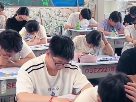 高考前最后一次英语听力测试 #老师偷偷把录音换成了起风了 同学们笑着笑着就......