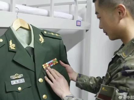 近日军人勋表配发到位后,勋表略章排列辅助系统上线。