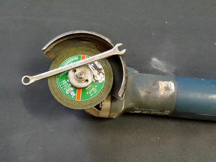 才知道,原来用一个扳手拆卸角磨机切割片,不管卡多死,轻松拆掉#拆卸角磨机切割片 #切割片卡死 #小发明大作用 #角磨机 #科普知识 #切割片 #用扳手拆卸角磨机切割片 #涨知识了 #免费的生活常识 #科普掘金计划