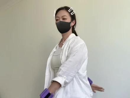 都去搜这个#阿新转背 和#阿新比心 小宝们,调整体态,扣肩溜肩都可以做,而且一定要带#负重手环 这个真的带和不带区别很大