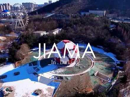 位于劳动公园内的“大足球”建筑雕塑建成于1995年,球体直径19.6米,高21米
仅不锈钢板材料就动用了40多吨,雕塑外表还喷以进口汽车专用漆,使整个足球显得更加精致美观
它是彰显大连足球城市文化的代表性建筑,也是大连最著名的地标性建筑#城市记忆