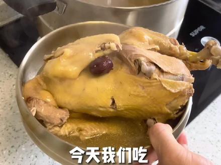 入伏啦,孙女士做了美味的参鸡汤,孙女士说吃过参鸡汤今年夏天就不会中暑啦!#跟抖音学做菜#抖音美食创作人#三伏天开胃指南