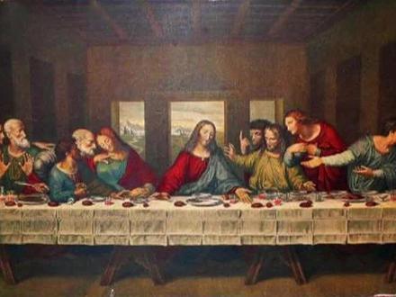 最后的晚餐 这个男人手里藏着一把刀,有人说他才是真正的叛徒,他正准备袭击耶稣,而犹大被冤枉了2000年。
这幅画就是达芬奇的名画《最后的晚餐》。
我们来推理一下刚才的猜测是否合理。《圣经》中记载,犹大为了30枚银币出卖了耶稣,
在画中,犹大神色慌张,身体微微后倾,充分暴露了他的心虚。作者怕大家看不懂,又增加了一个线索,犹大的右手紧握钱袋 —— 这袋银币正是他出卖耶稣的 “报酬”。
《最后的晚餐》还有一个姊妹篇:《犹大之吻》
这幅画出自大画家乔托之手,它记载了《最后的晚餐》之后的事情,大祭司带领罗马士兵来捉拿耶稣,但又不认识耶稣,于是与犹大约定,以犹大亲吻耶稣作为暗号,来指认谁是耶稣。
这两幅画的情节是一脉相承的,而且都严格遵循教义的框架。
说到底,达芬奇再怎么伟大,他也只是个画家,不能随意篡改教义。
那么那把刀怎么解释呢?
据《圣经》记载,大祭司带人捉拿耶稣时,耶稣的门徒彼得为了保护耶稣,拿起刀来反抗,冲突之中砍下了敌人的一只耳朵。 这样看来,手中持刀的这位就是彼得,他手中持刀预示着即将发生的冲突。
据《马太福音》记载,当犹大看到耶稣遭受酷刑时,内心充满了悔恨。他试图将那三十枚银币归还,挽回自己的过错, 但是大祭司并不理会,他从心底里看不起这个卑劣的叛徒。最终,犹大选择了自杀来赎罪。
这个人物也成为整幅画中最具争议的角色,有人说他受到了魔鬼的诱惑,有人说他是为了帮助耶稣完成救赎,甘愿背负骂名,无论如何,叛徒的烙印世世代代烙在了他的身上。
《最后的晚餐》历经数百年,依然散发着独特的魅力,它像一面镜子,可以照见人性的每一面。而达芬奇的餐桌,永远摆着第十四个席位,留给后世的叩问者。
#世界和平 #文化